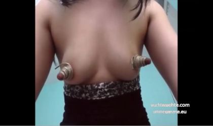 Milf macht sich lange Nippel durch Nippelbindung